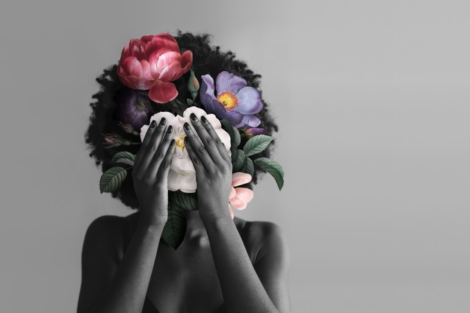 mulher com flores