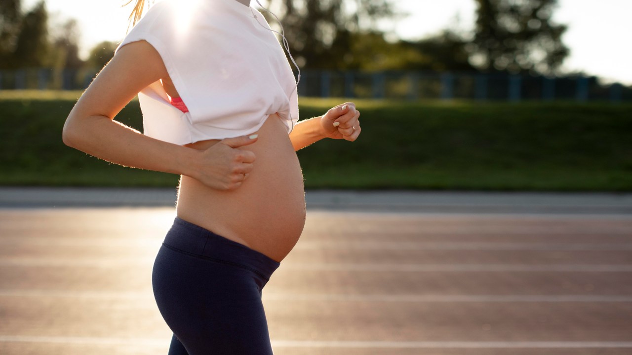 Entenda como fazer caminhada pode influenciar no tipo de parto