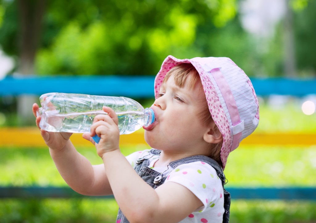 Veja dicas para estimular a hidratação das crianças