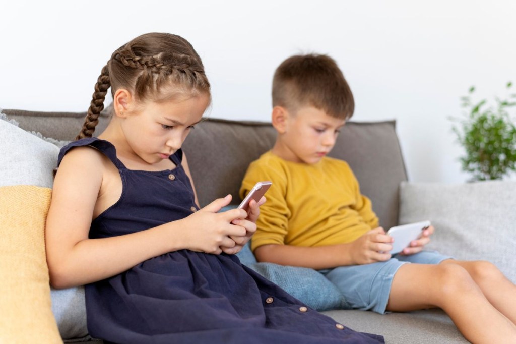 Como o uso excessivo de telas afeta o desenvolvimento infantil?