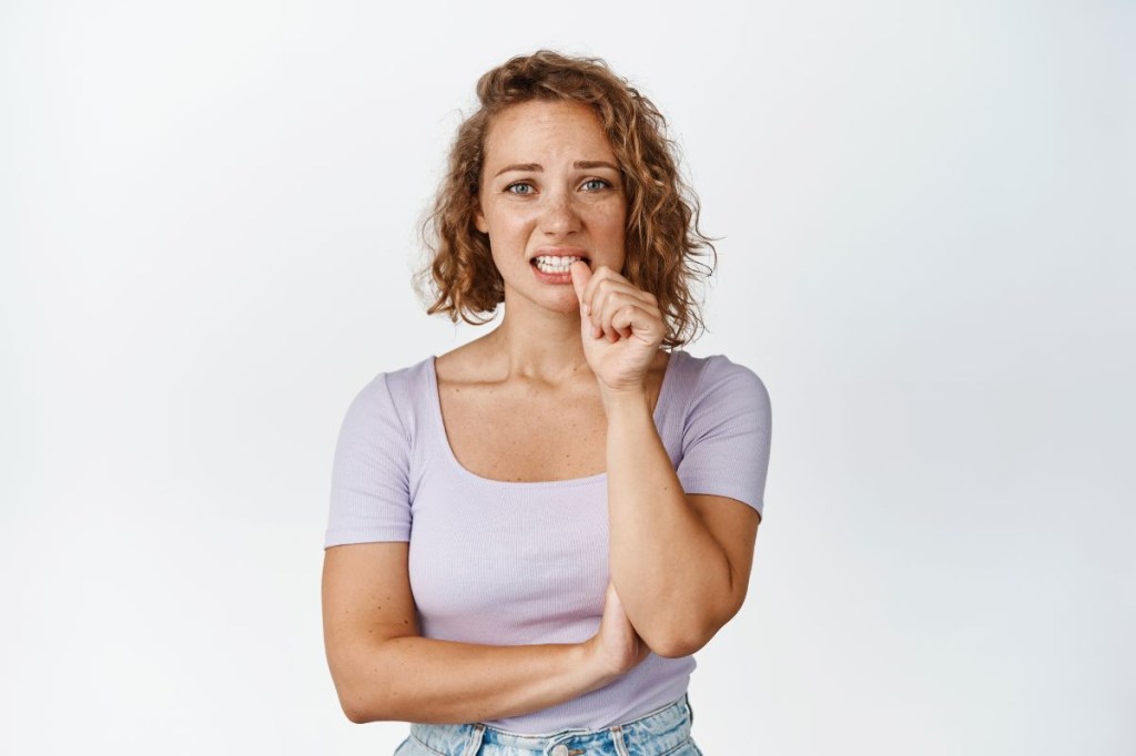 Como parar de roer as unhas:  dicas essenciais para vencer esse hábito