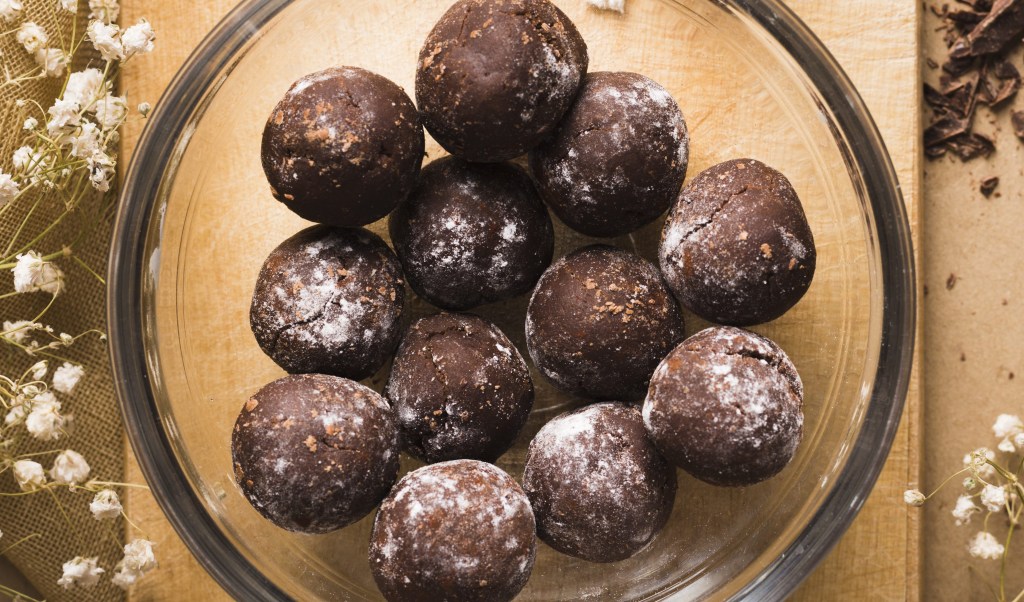 Trufa plant-based com granola: receita é feita com cacau e tâmara