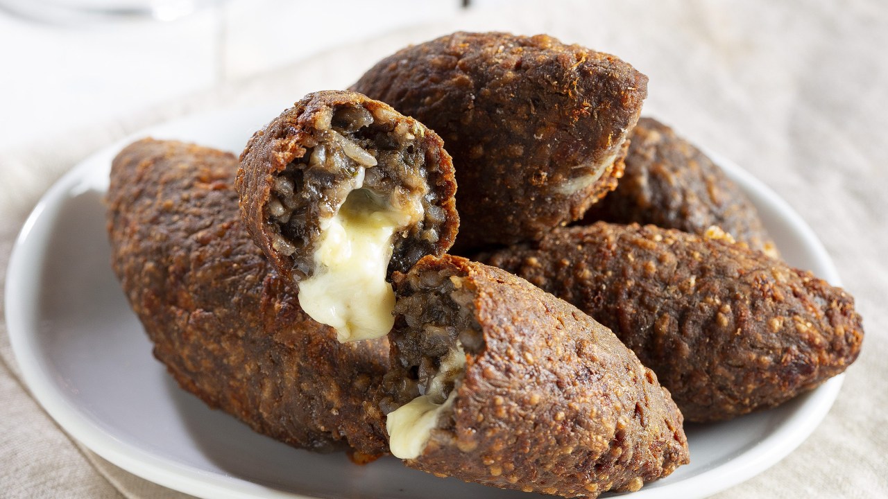 Aprenda a receita de bolinho de arroz com açaí