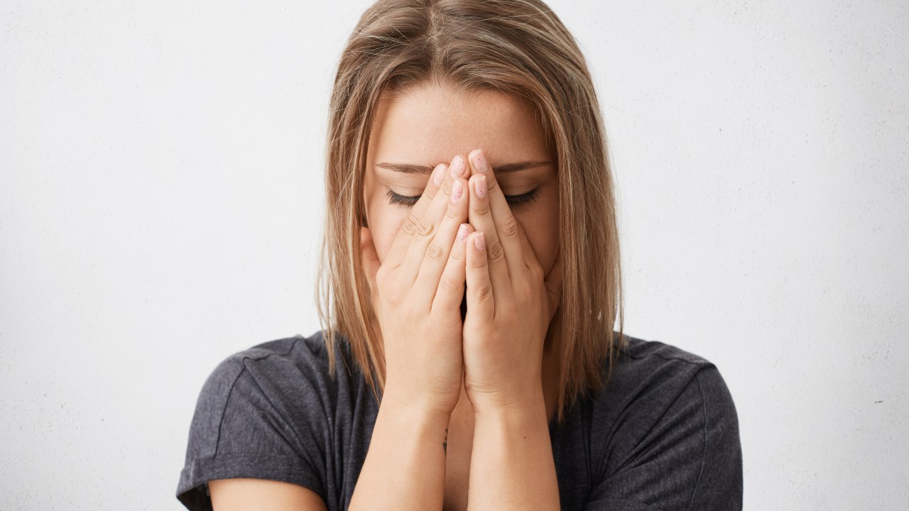 Profissionais apontam possíveis causas para ter dificuldade de chorar