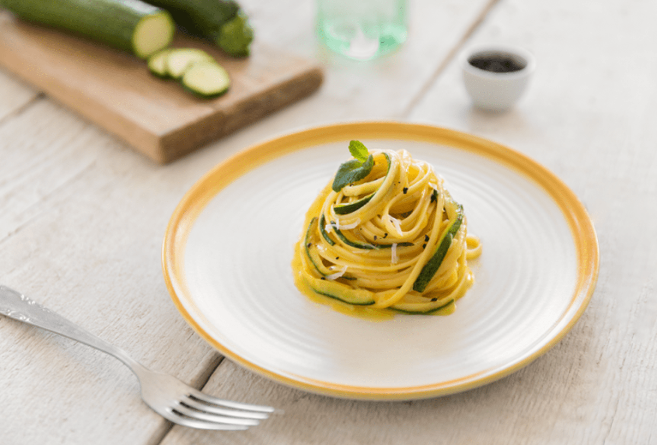 Aprenda a receita de linguine à carbonara de abobrinha