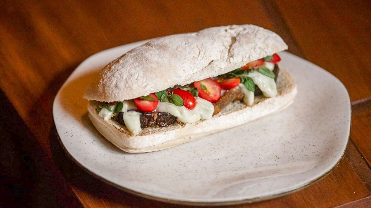 Aprenda a receita de sanduíche vegano para fazer em casa.
