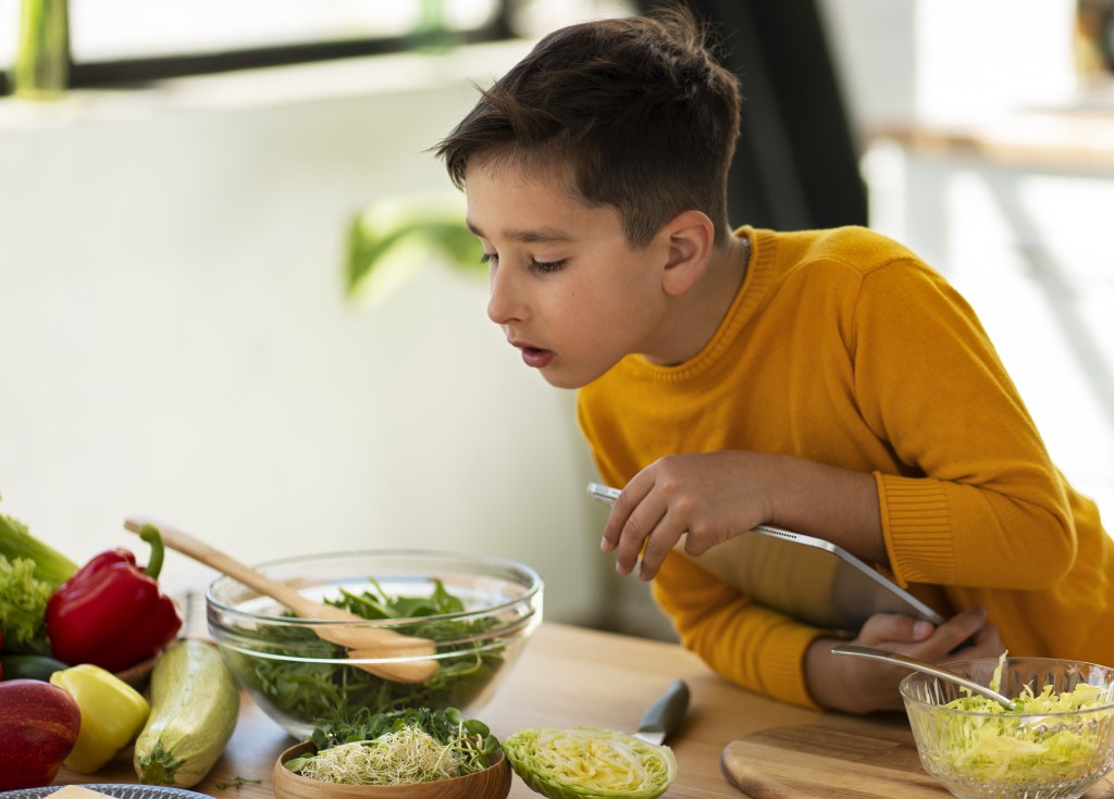 Como lidar com a seletividade alimentar no autismo? Nutricionista explica