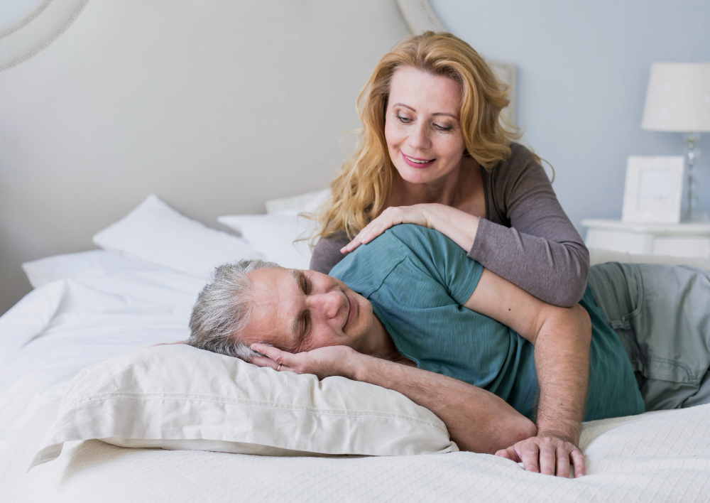 libido baixa na menopausa | casal mais velho na cama