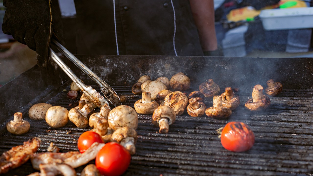 Confira como fazer cogumelos grelhados e mais dois acompanhamentos para churrasco