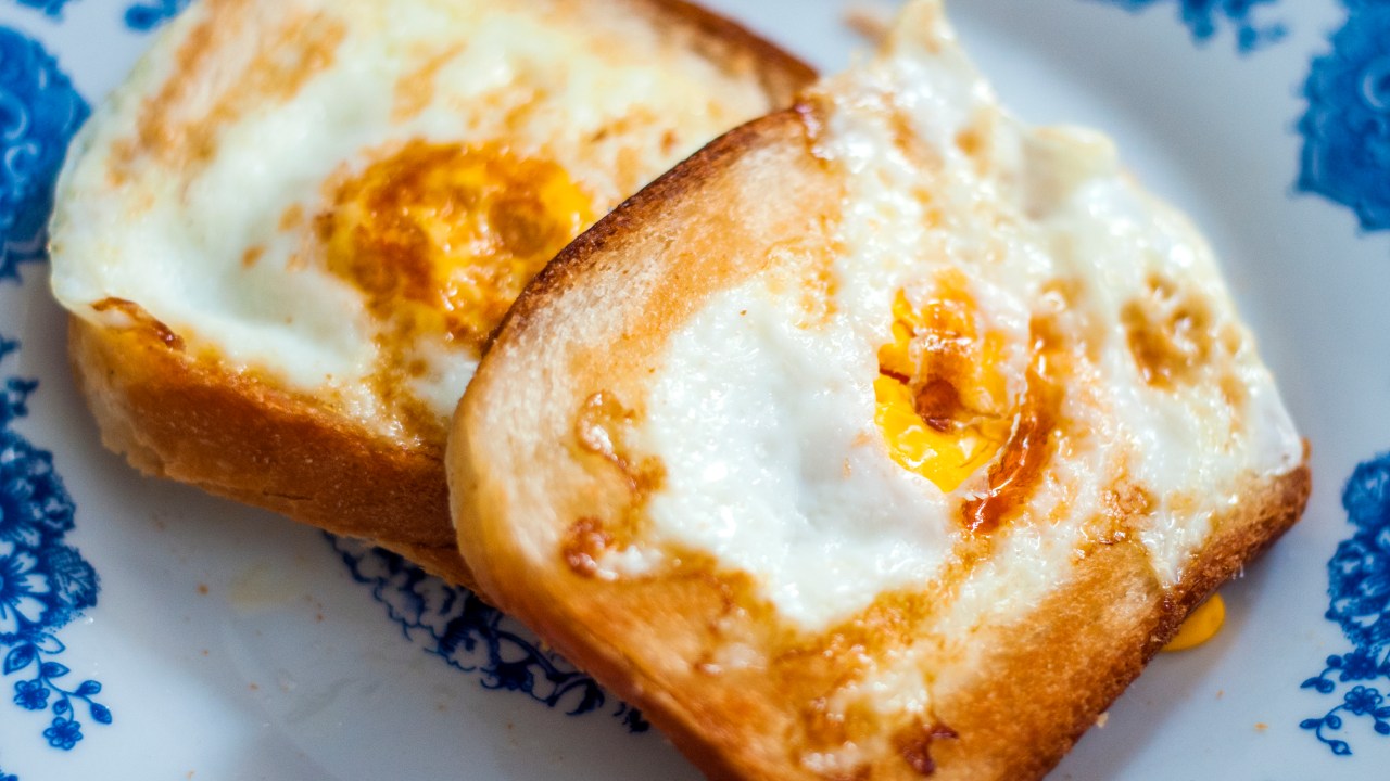 Veja como fazer um pão com patê de ovo na airfryer