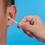 Descubra quando e como limpar a cera do ouvido