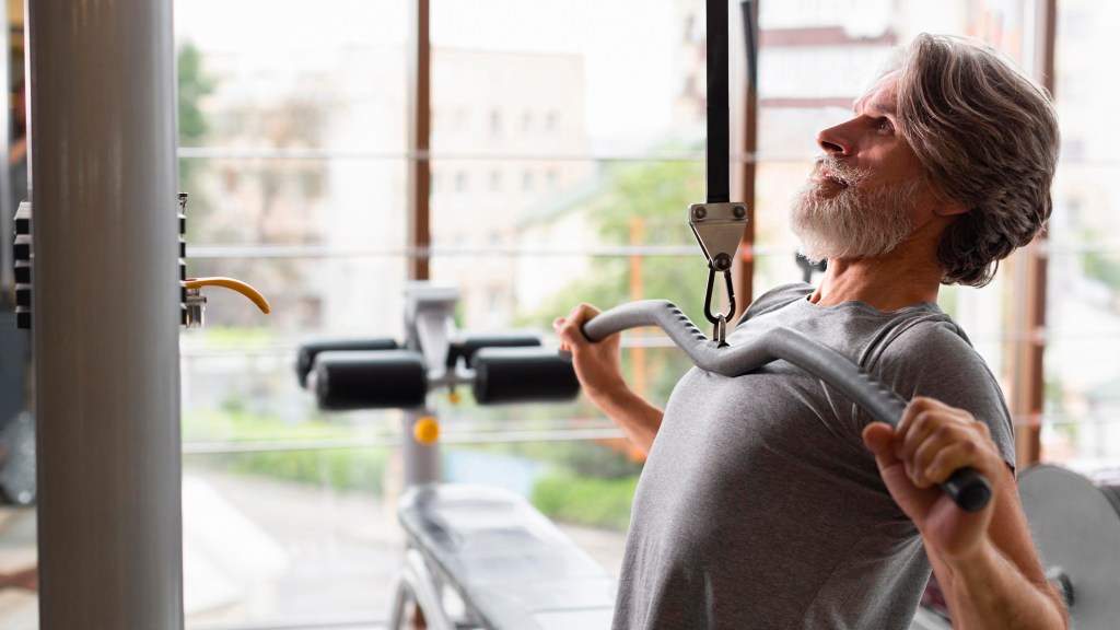 Treino de musculação para idosos: os exercícios mais efetivos