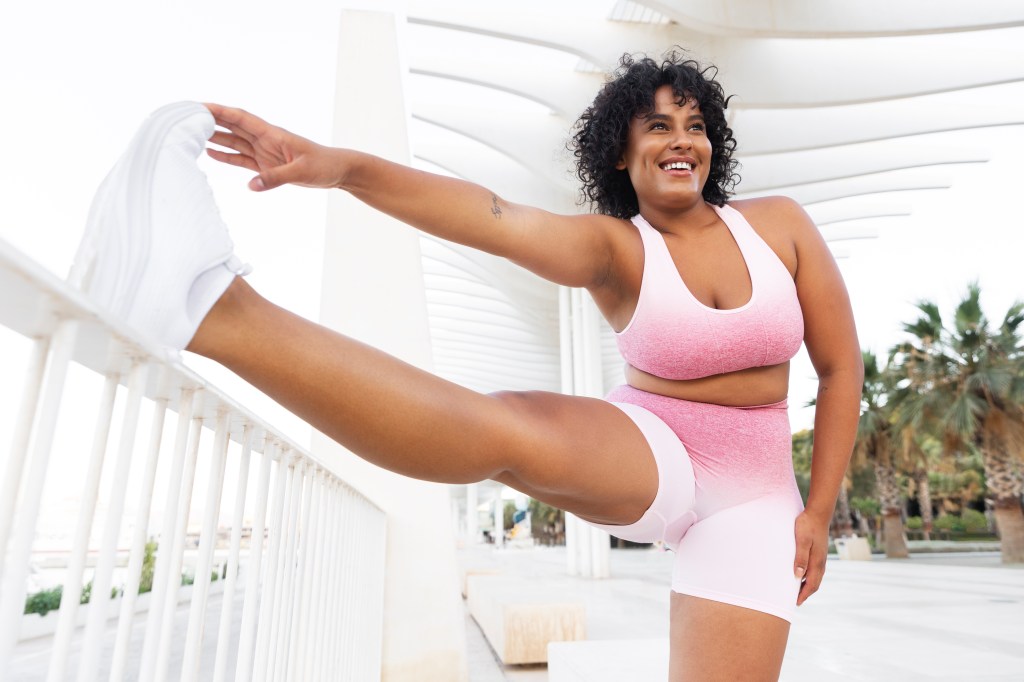 Conheça os modelos de tops ideais para quem tem seios grandes