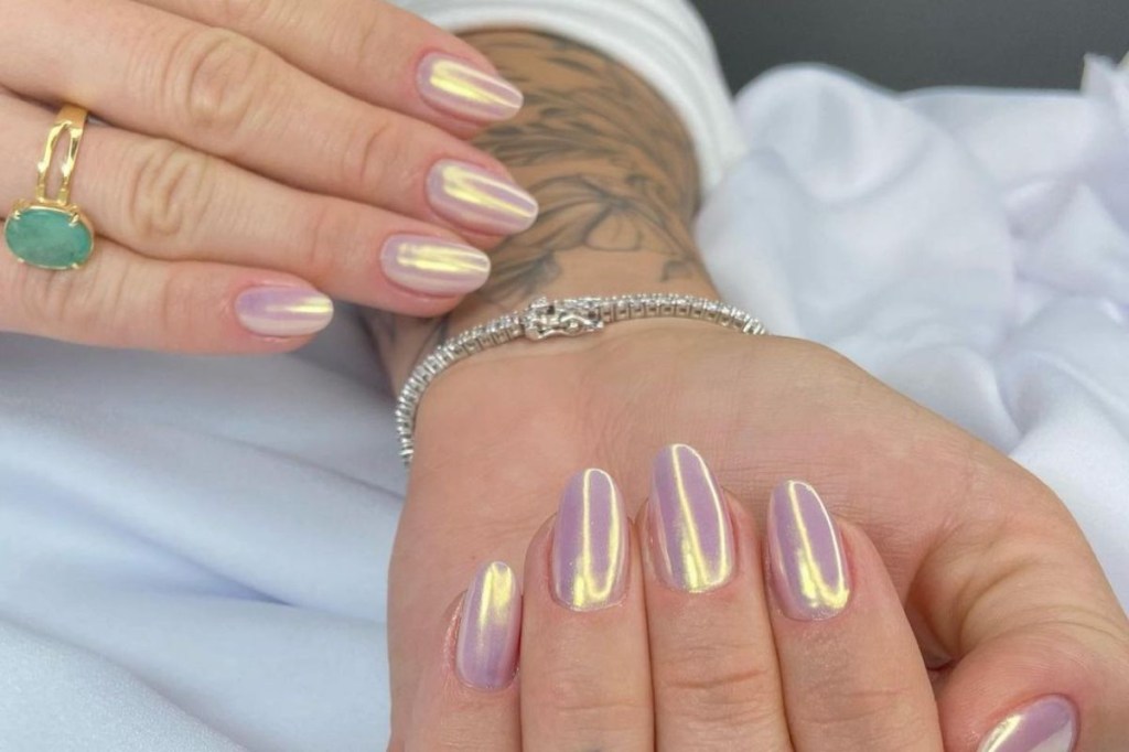 Descubra como fazer unhas cromadas em casa