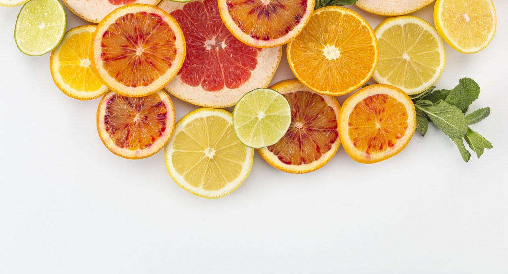 Confira como alimentos como as frutas cítricas ajudam a amenizar os sintomas da menopausa