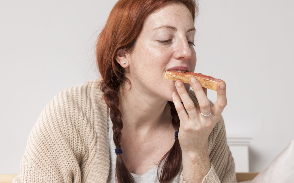 É normal sentir mais fome no frio, mas por que isso acontece?