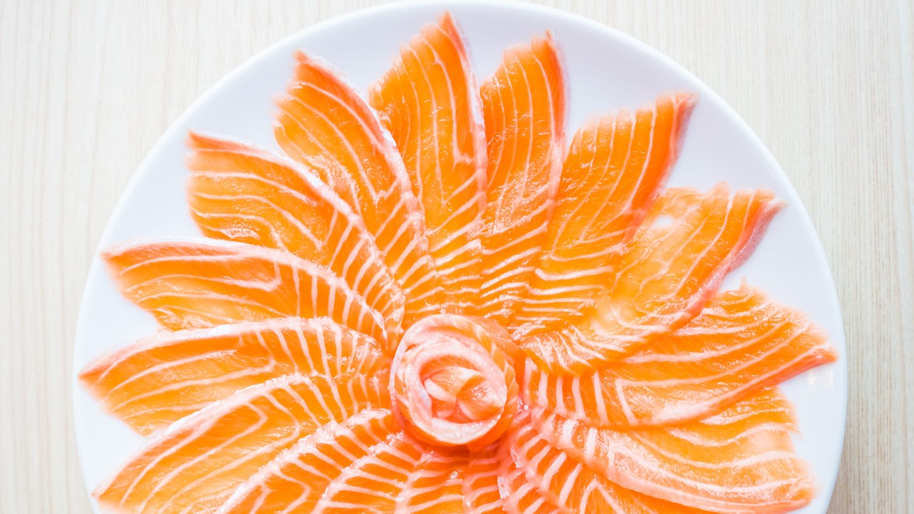 Nutrólogo aponta bons motivos para adicionar o salmão à sua alimentação