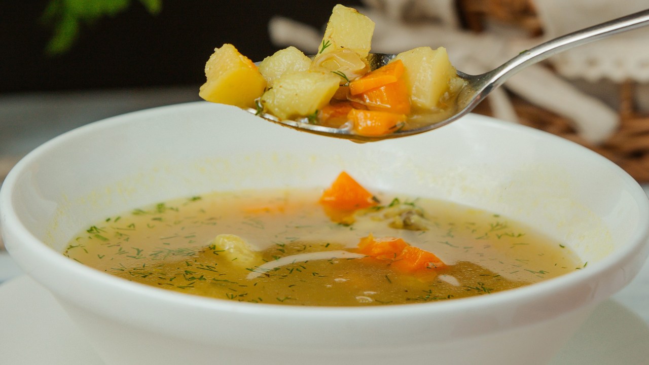 Confira como preparar uma sopa saudável e cheia de sustância
