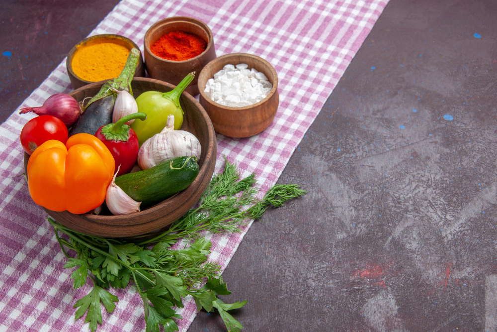 Dieta crudivora | vegtais em um pote em cima de uma mesa