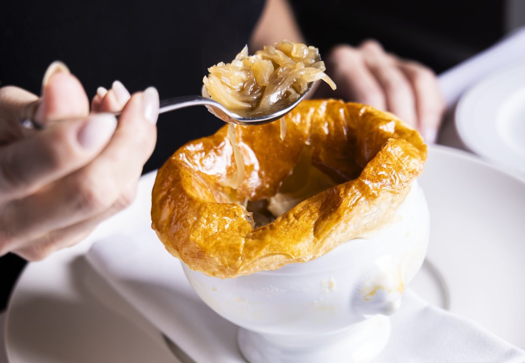 Receita de sopa de cebola com massa folhada para o frio