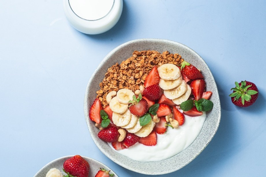 Bowl de frutas: comece o dia com granola, iogurte e mel deliciosos