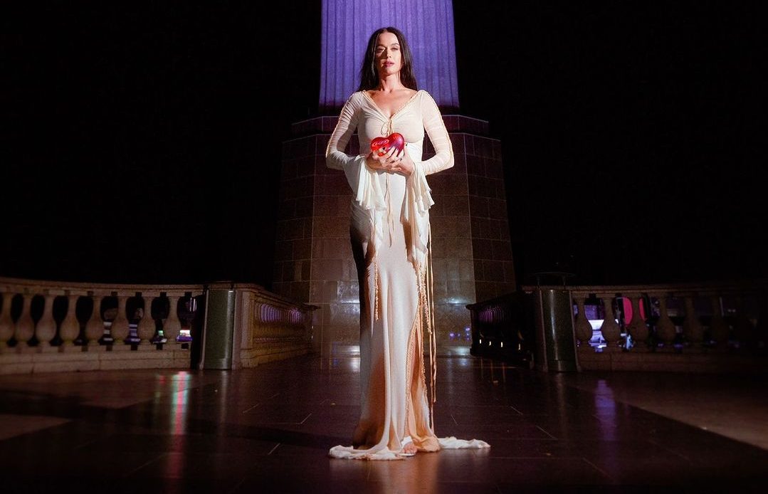 cantora Katy Perry em frente ao Cristo Redentor