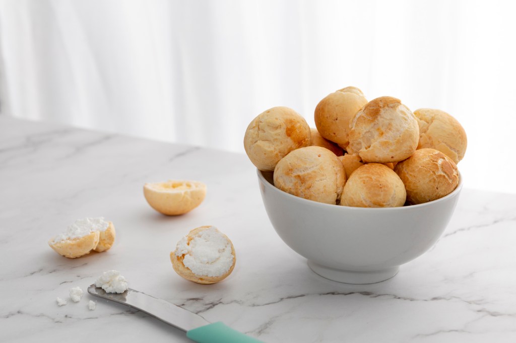 Aprenda a fazer pão de queijo de tapioca: receita fácil para o café da manhã