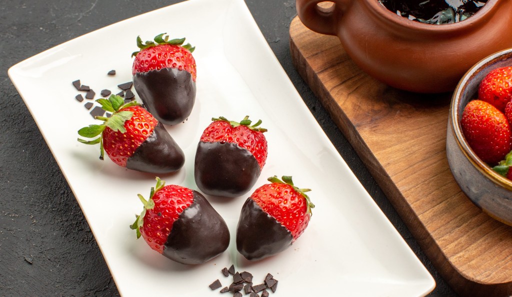 Receita saudável: doce de morango com tâmara e chocolate para saciar a vontade