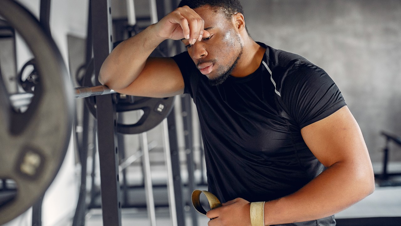 Veja os riscos do overtraining e como evitá-lo!