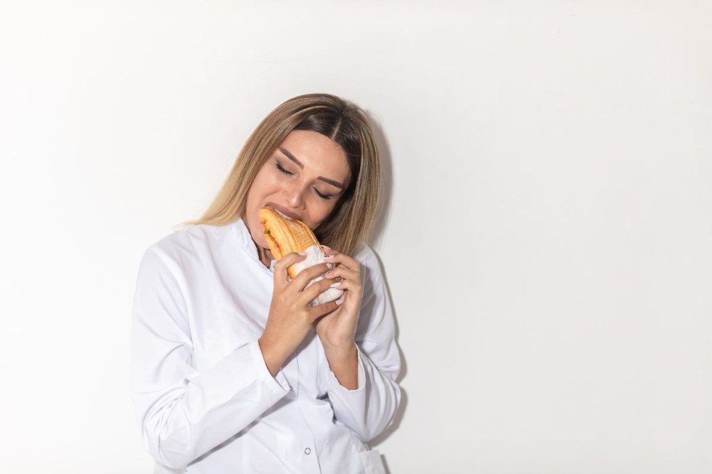 Comer emocional e mindful eating: tenha uma relação saudável com a comida