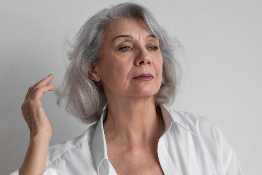 Menopausa: o impacto das mudanças hormonais na pele e como mitigar os efeitos