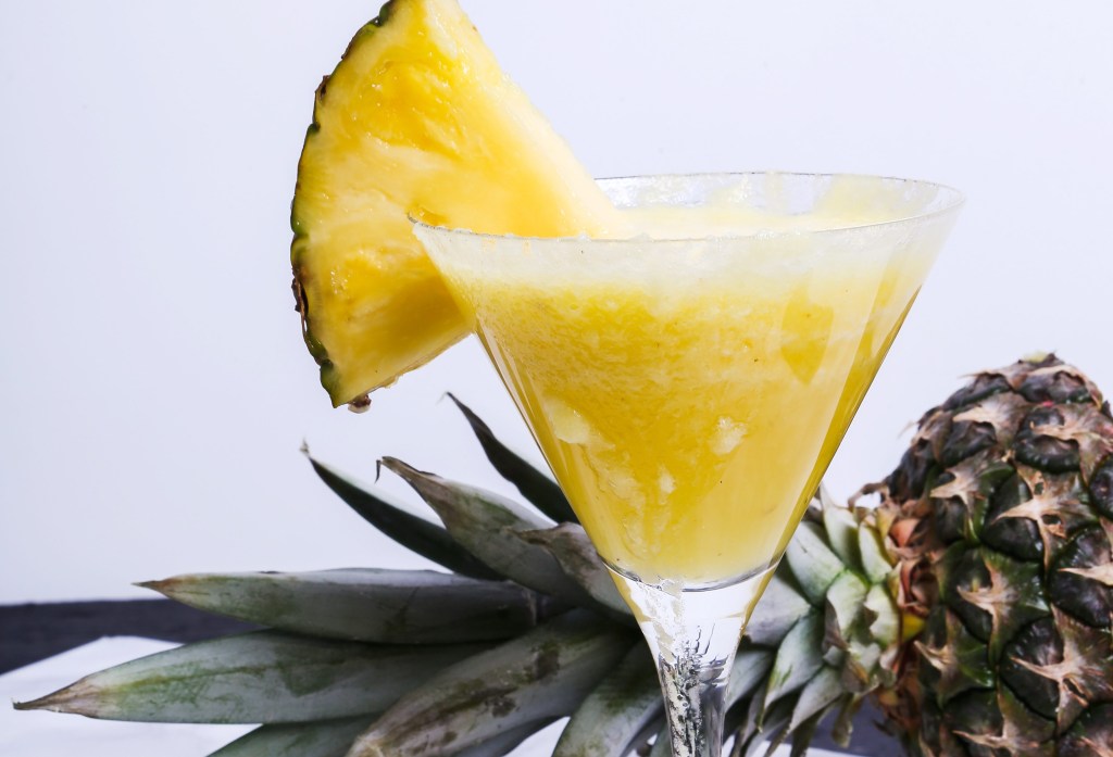 Comece o ano com uma sakerinha leve de abacaxi e uva verde: aprenda a receita