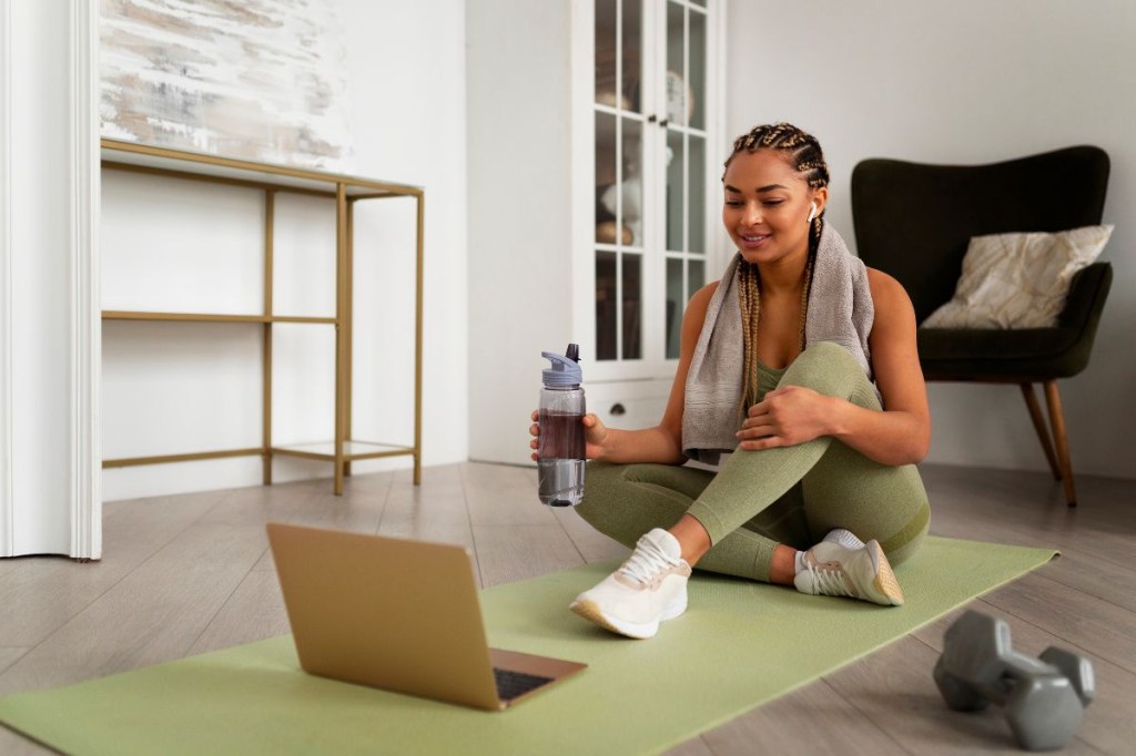 Quais as diferenças entre treinar em casa e na academia?
