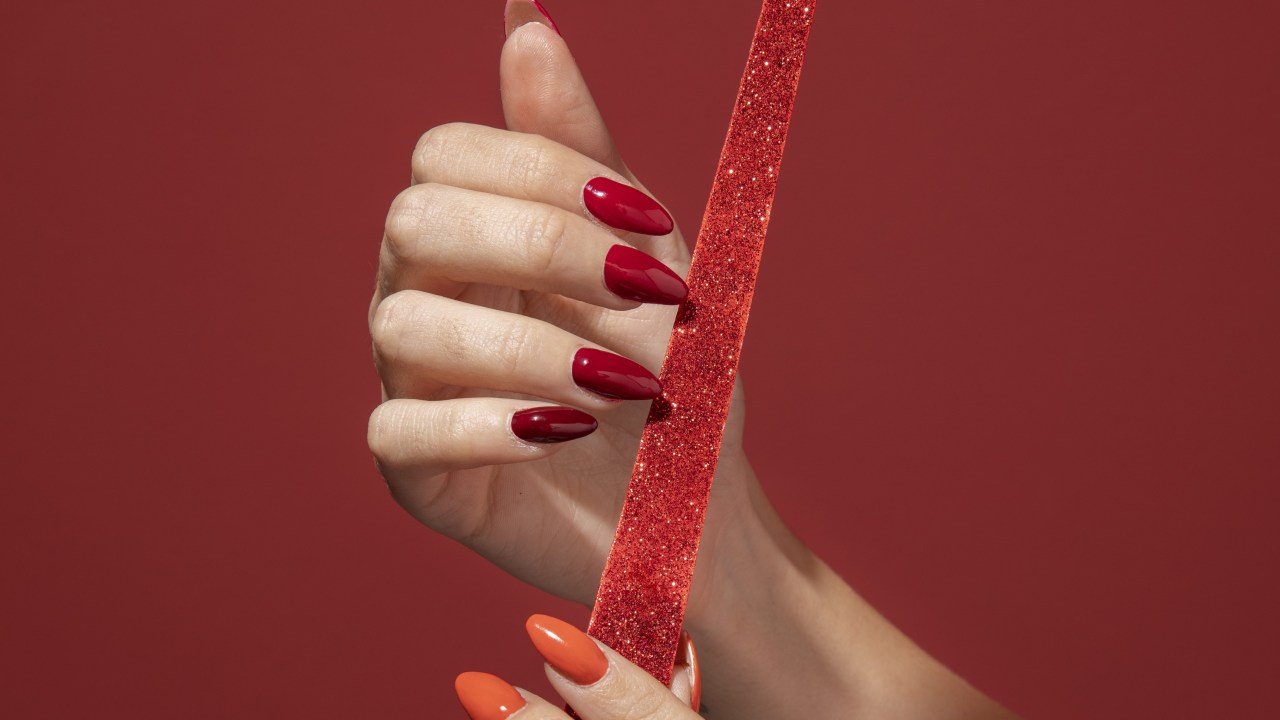 Confira diferentes opções de unhas autocolantes