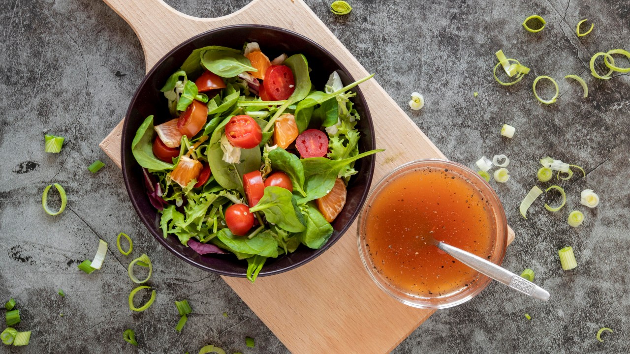 Confira 12 receitas de molhos para salada