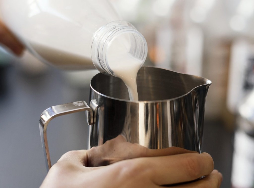 Leite integral, semi desnatado e desnatado: entenda as principais diferenças