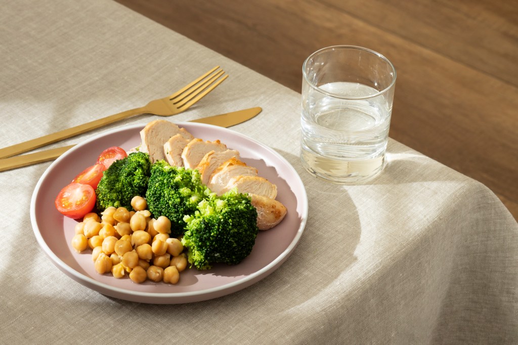 Água nas refeições: entenda se é prejudicial ou não