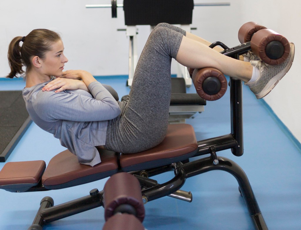 Abdominal no banco inclinado: técnica correta para fortalecer o core