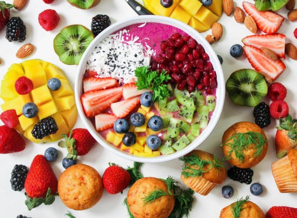 Mesa cheia de alimentos coloridos