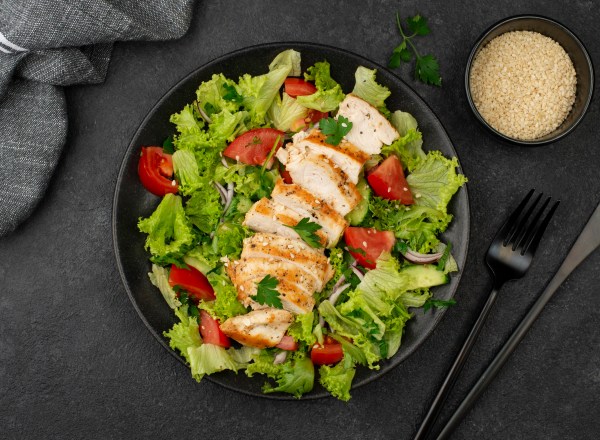 A salada de frango com folhas possui diversos nutrientes essenciais para uma alimentação saudável