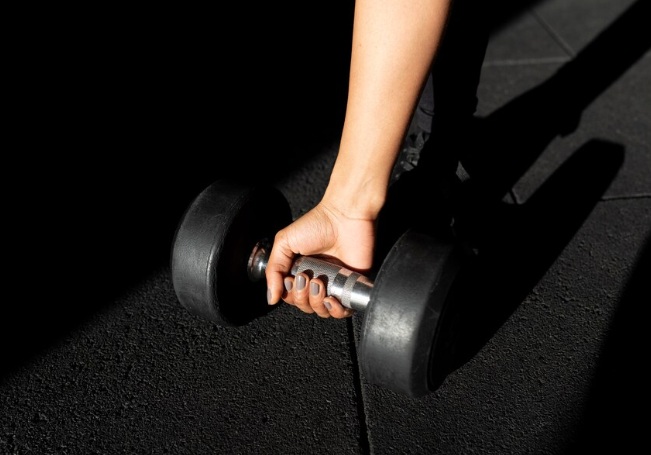 Elevação frontal pegada supinada: benefícios e cuidados essenciais para sua execução