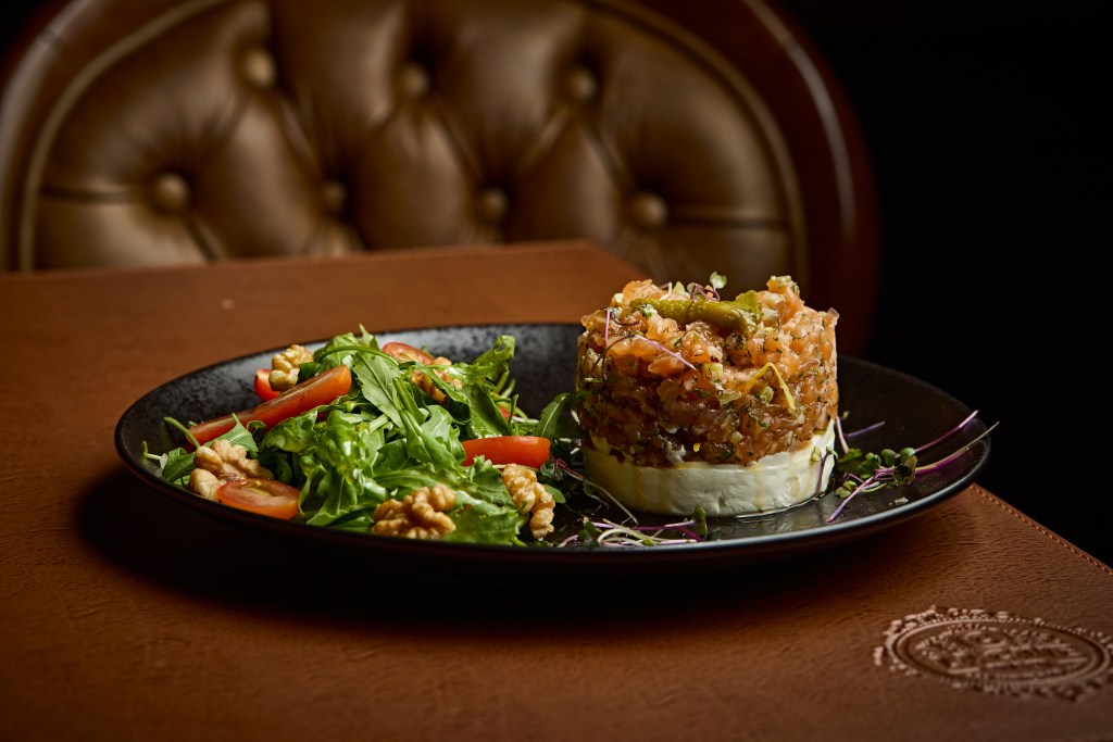 La Cave Du Roy_TARTARE DE SAUMON AU FROMAGE DE CHEVRE AU MIEL DE TRUFEE_Rodolfo Regini (54) La Cave du Roy