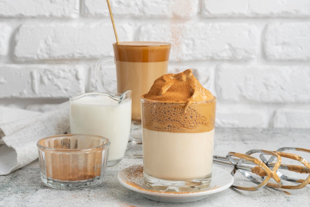 Latte cítrico proteico: aprenda a receita para aquecer seu inverno com saúde