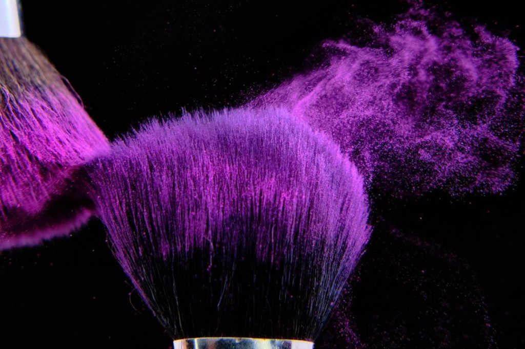 O roxo brilha no inverno: dicas para usar a cor nas suas produções