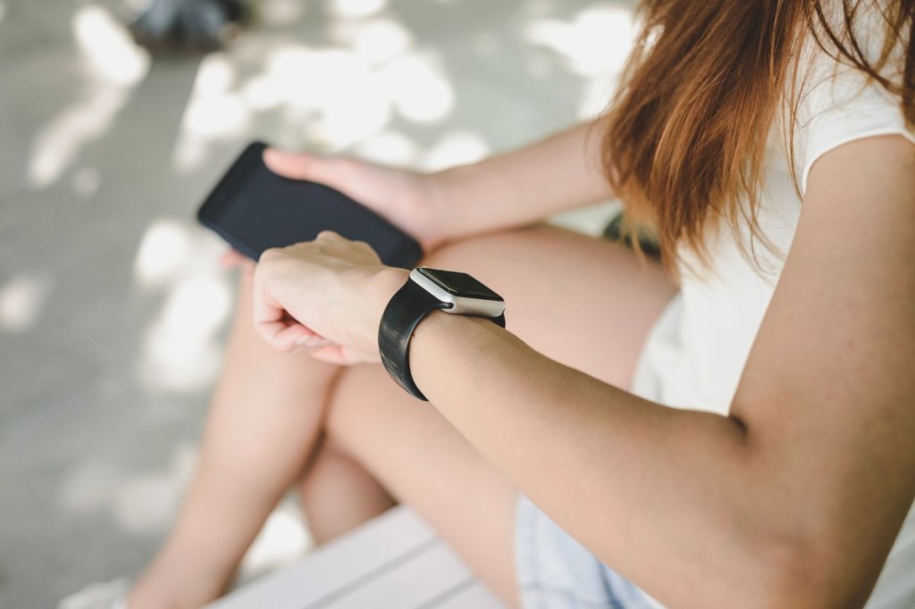 Smartwatch que promete controle de glicose é proibido pela Anvisa; entenda o porquê