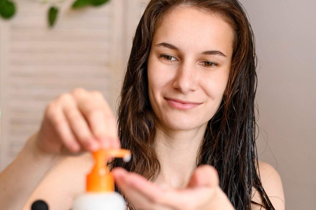 Leave-ins acessíveis: cuide dos seus cabelos sem gastar muito