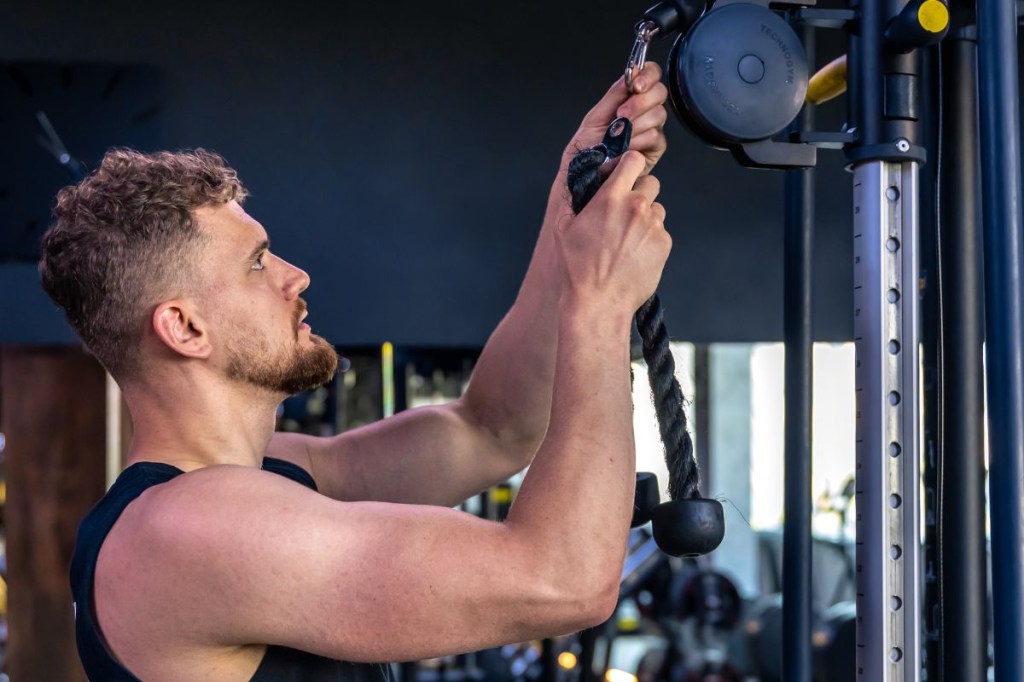 Inove seu treino: 4 exercícios para ombros na polia que você deve experimentar