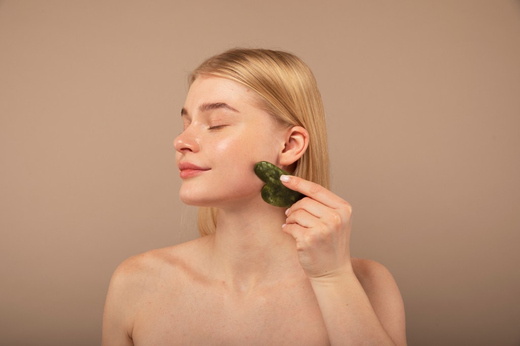 Exercícios faciais: descubra como potencializar seu skincare