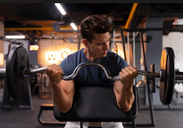 4 exercícios com a barra W para maximizar seus treinos de braço