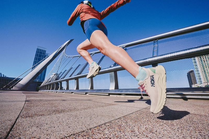 HOKA Arahi 8: O tênis que promete melhorar seu desempenho com mais apoio e leveza
